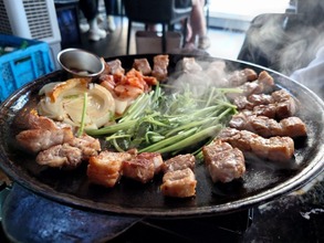 ミナリサムギョプサルを食べる