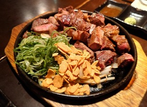 お好み焼き屋でワンパウンドステーキを食べる
